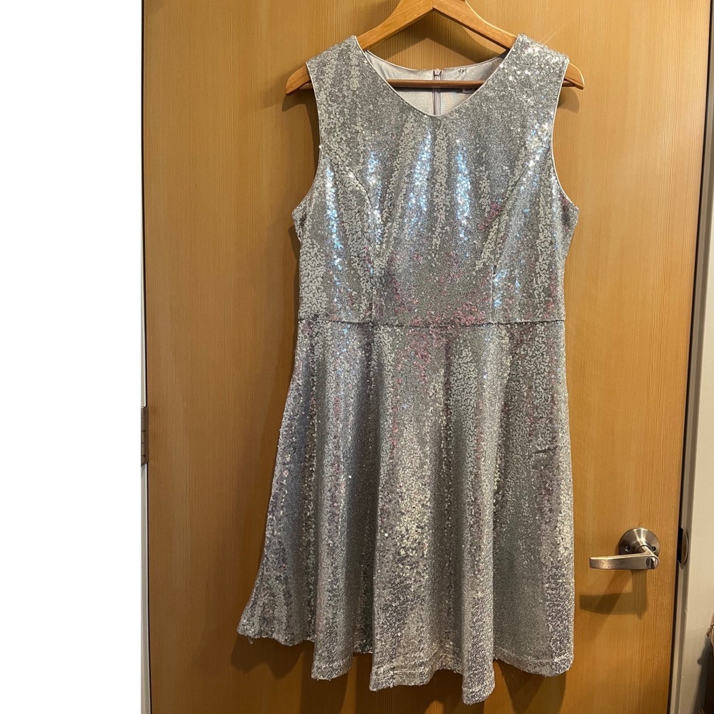 Dressever Sequin Fit and Flare Dress Womens Large Silver V-Neck Sleeveless Party - Picture 2 of 10